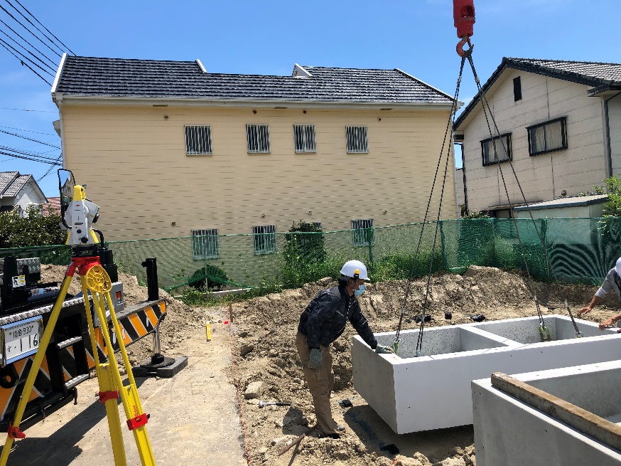 Leica iCON case study - construction workers installing pre-fabricated foundations.